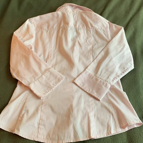 Banana Republic light pink button up shirt. 3/4 length sleeves. Size medium - Picture 8 of 10